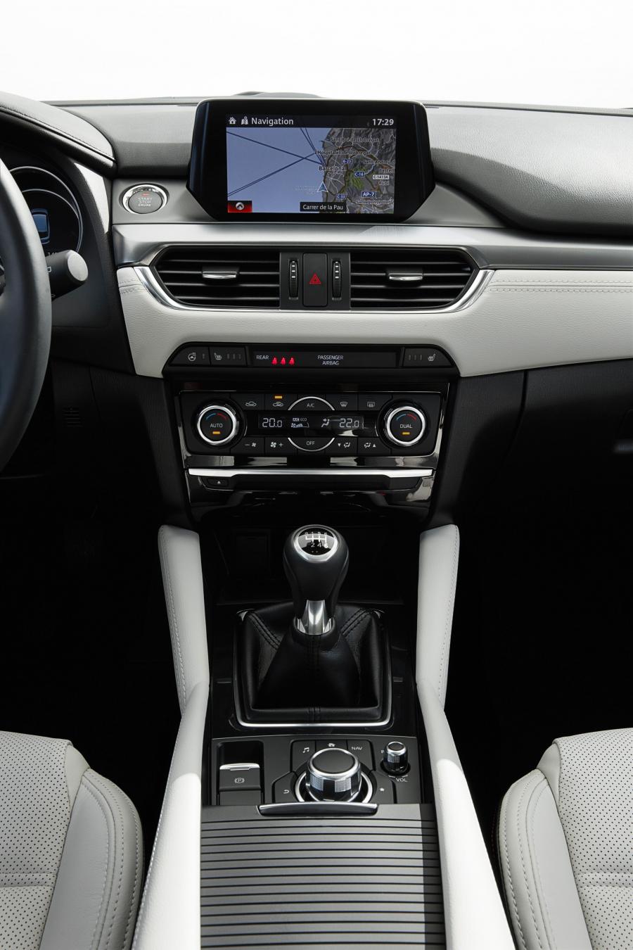 Детали интерьера Mazda6 Wagon 2015 года  (фото 41 из 77)